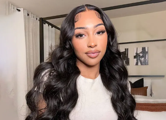 Body Wave Wigs vs. Straight Wigs: Which is Better for Everyday Wear?